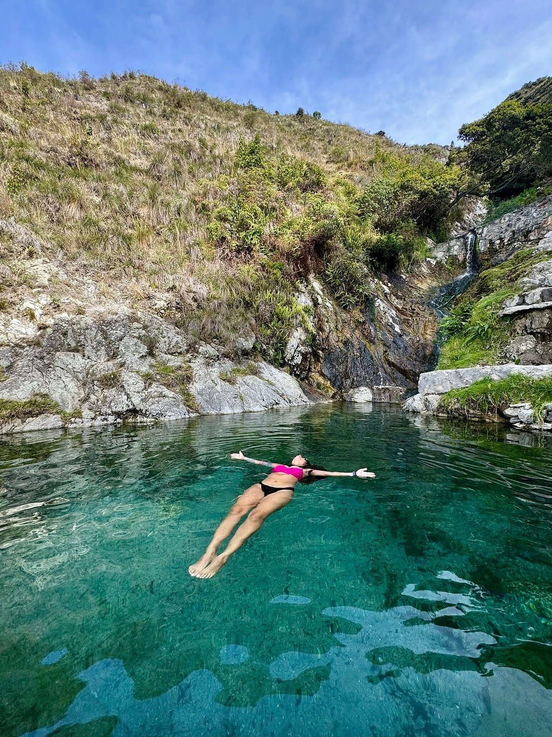Visitante flotando en las aguas termales de La Musui